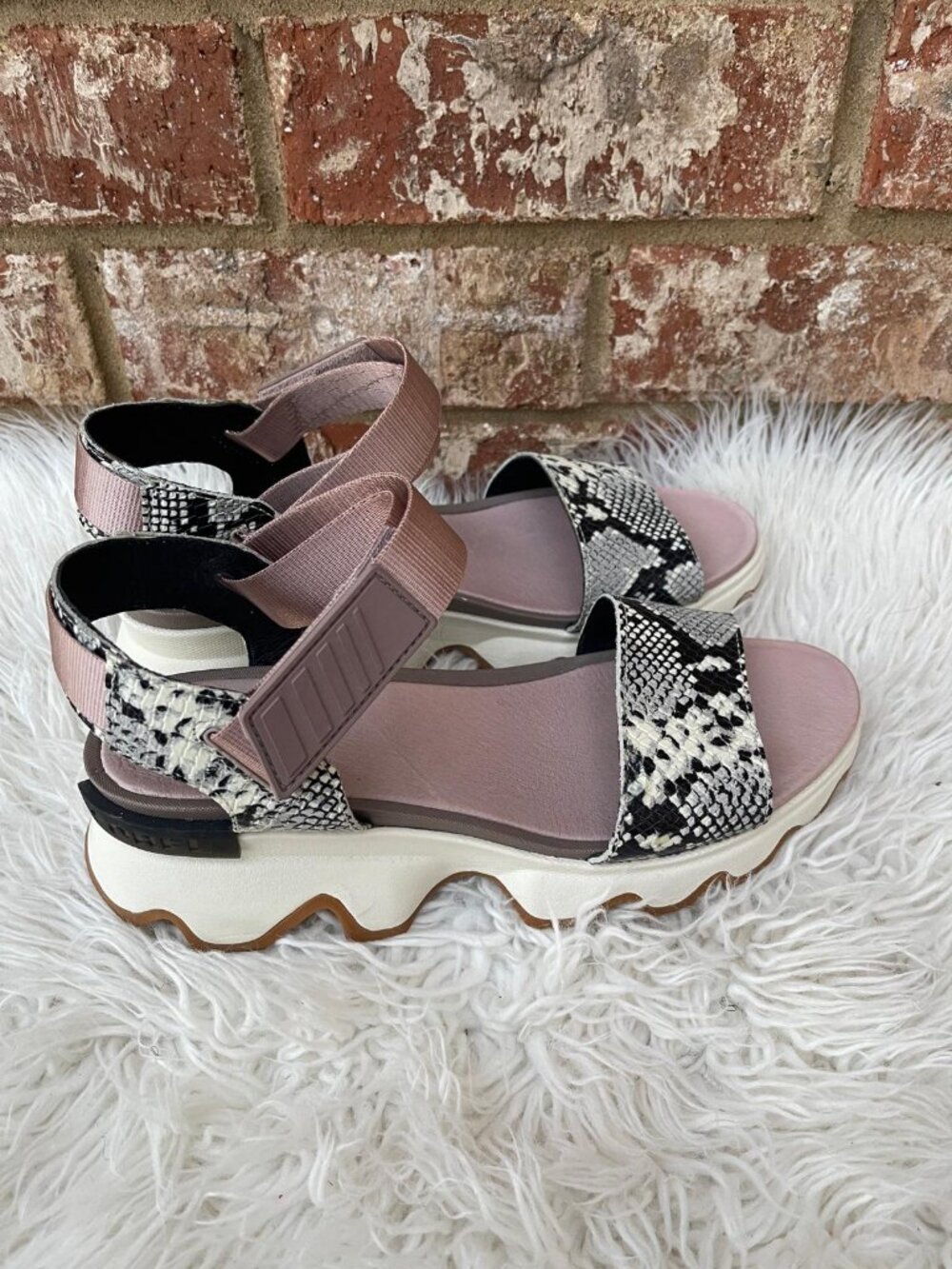 SOREL KINETIC MAUVE VAPOR SANDALS Size 9.5 - Picture 9 of 12